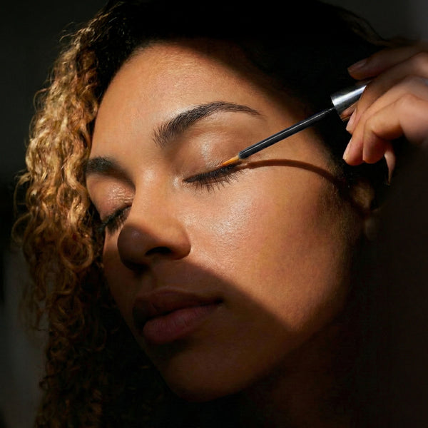 eyelash serum in gebruik