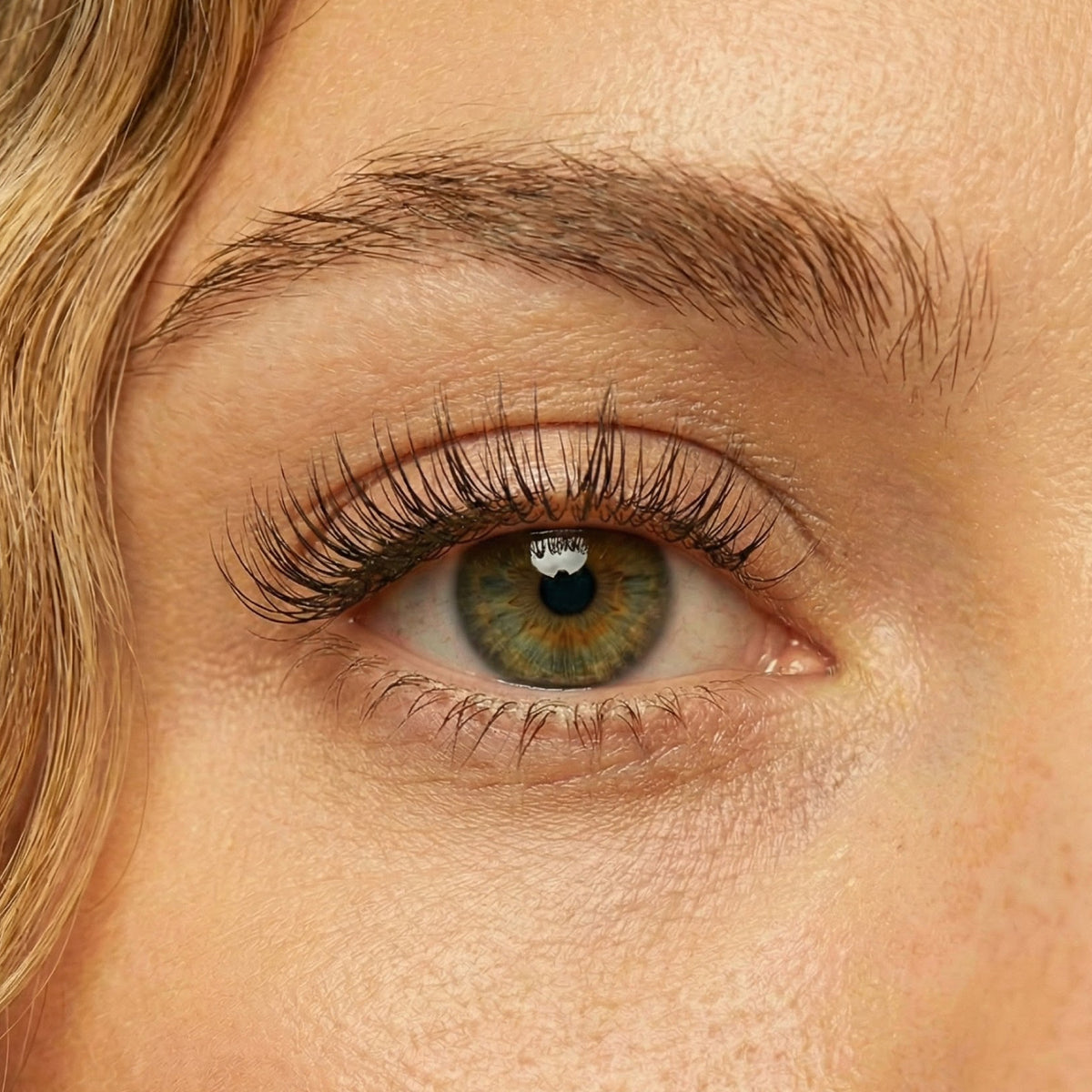 Close-up van volle, gezonde wimpers na gebruik van LOÈV wimperserum